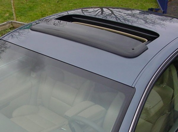 Škoda Fabia II - Veterná clona strešného okna