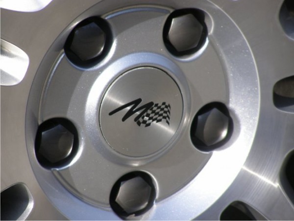 Kryt emblému Alu kola s vypískovaným M-logom