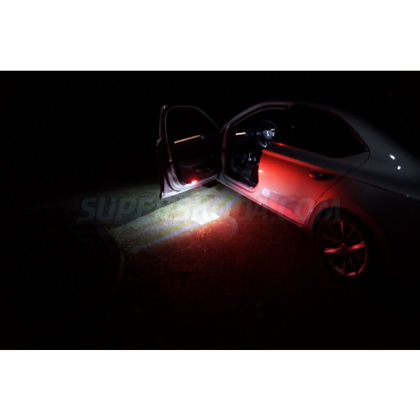 Škoda Superb III - červeno bielo LED osvetlenie dverí