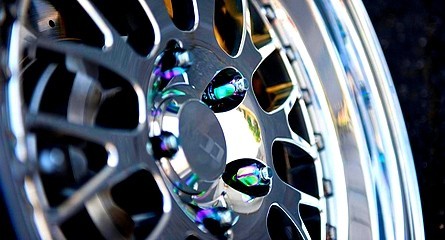 Dizajnové odľahčené kolesové skrutky a matice