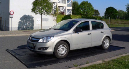 Zbavte sa problémov so snehom v garáži - s praktickou podložkou pod auto