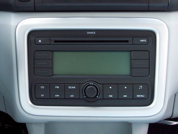 Škoda Roomster - Dekor interiéru, (rámček okolo rádia) ABS-strieborný matný