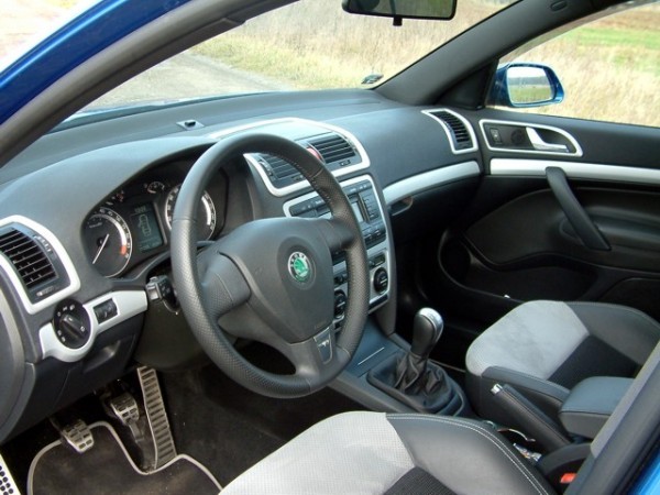 Škoda Octavia II / facelift - Dekory interiéru, sada 1 (lišty palubnej dosky a dverí) strieborný mat