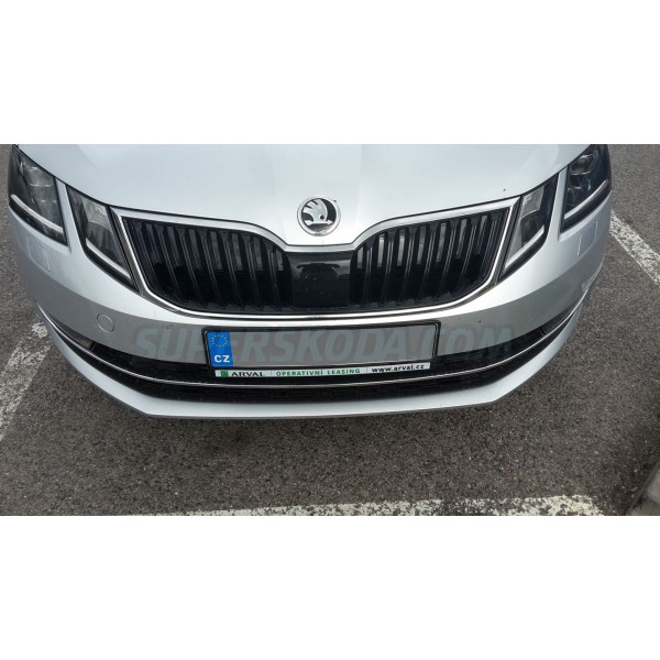 Škoda Octavia III 17- facelift - chrómový stredová lišta nárazníku