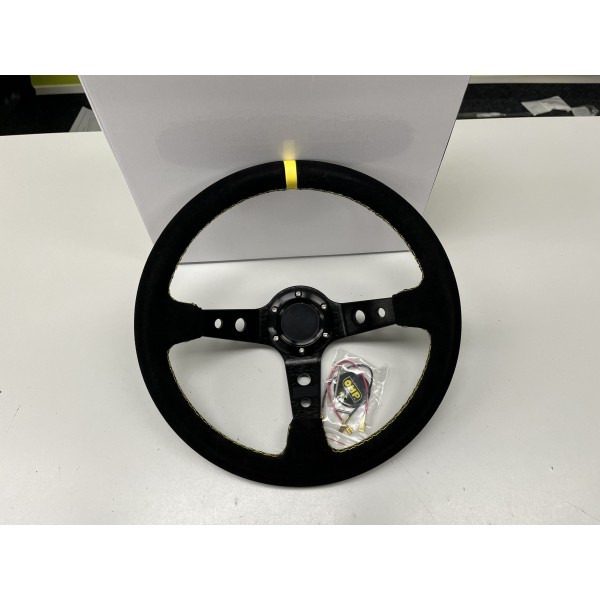 Športový trojramenný volant čierny s žltým prešitím s logom