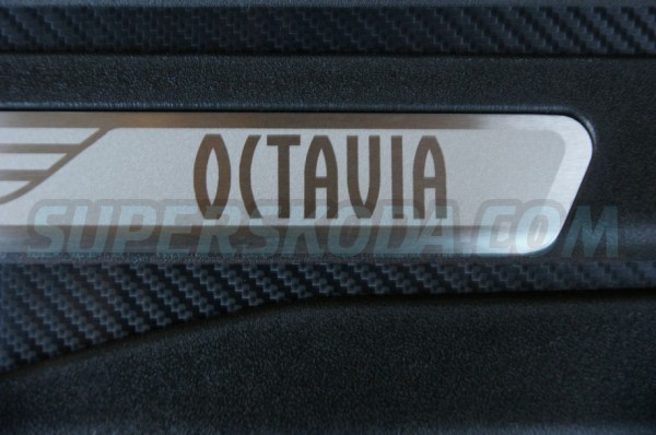 Škoda Octavia II - pastové kryty prahov s logom OCTAVIA