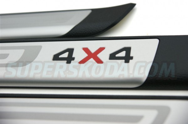 Škoda Superb II - Prahové lišty s logom 4x4