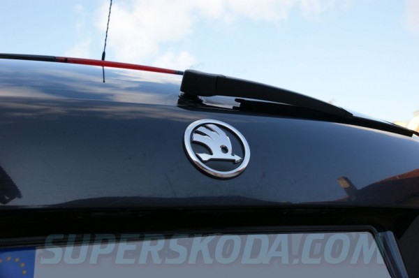 Škoda Octavia II - Nové logo ŠKODA na kufor