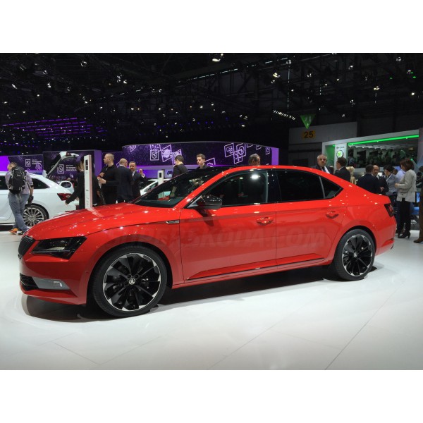 Škoda Superb III - čierne dekoratívne lišty dverí SPORT LINE