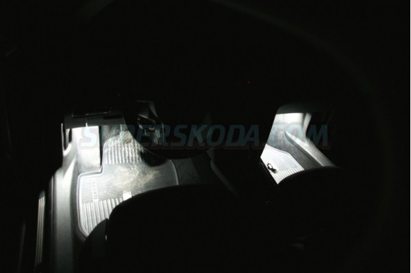 Škoda Superb II - Led osvetlenie pedálov a priestoru na nohy