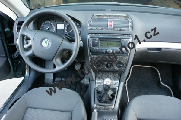 Škoda Octavia II - dekor prístrojovej dosky v prevedení TITAN