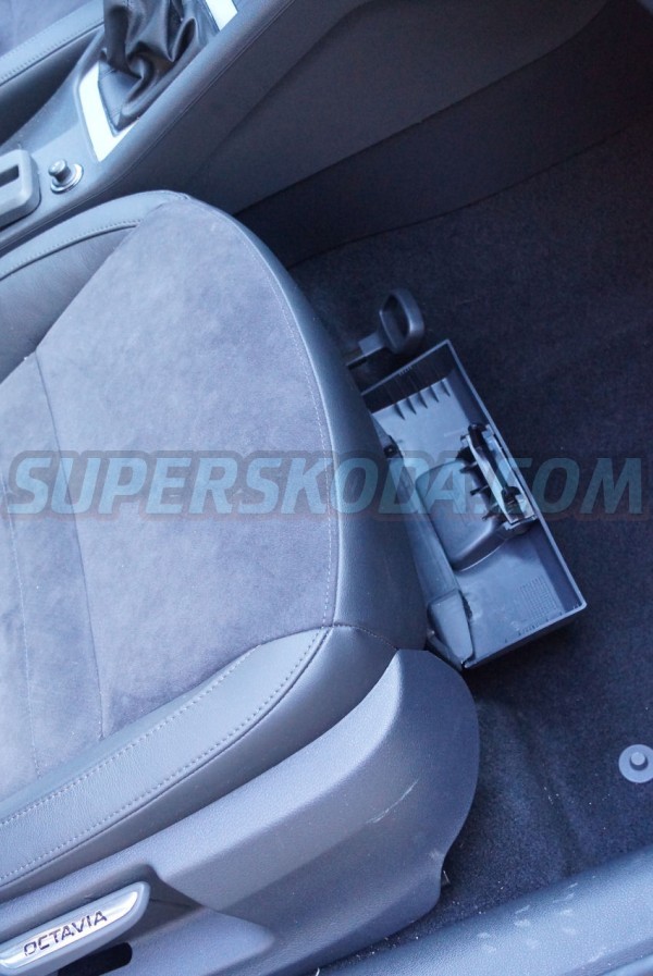 Škoda Octavia III - Odkladacia schránka pod sedačku pravá