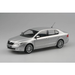 Model 1:72 Škoda Superb II Limousine BRILLIANT SILVER - A7W