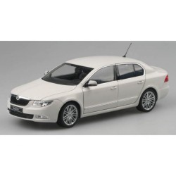 Model 1:72 Škoda Superb II Limousine CANDY WHITE F9R