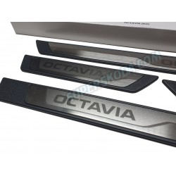 Škoda Octavia IV - prahové lišty s logom OCTAVIA V2